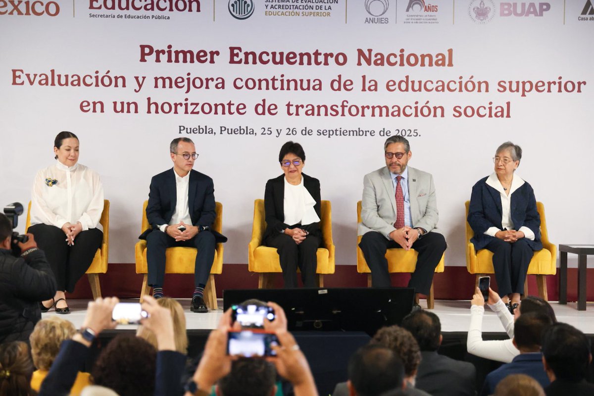 carlosivanmoren's tweet photo. Con la representación del subsecretario @rvillanueval, inauguré el Primer Encuentro Nacional de Evaluación #SEAES, en la @BUAPoficial

También tuve el gusto de impartir la conferencia sobre los retos de la evaluación y la acreditación en un contexto de cambio vertiginoso.

Celebro este gran Encuentro de meta evaluación, un espacio para reconocer logros y también desafíos del presente y futuro.

Debemos garantizar procesos de evaluación y acreditación que se reflejen en lo que sucede en el aula; en los aprendizajes significativos y en el bienestar integral de todas y todos los estudiantes 👩🏻‍🎓👨🏼‍🎓

En #SEAES, juntos construimos una educación superior más flexible, abierta e inclusiva para México 🇲🇽