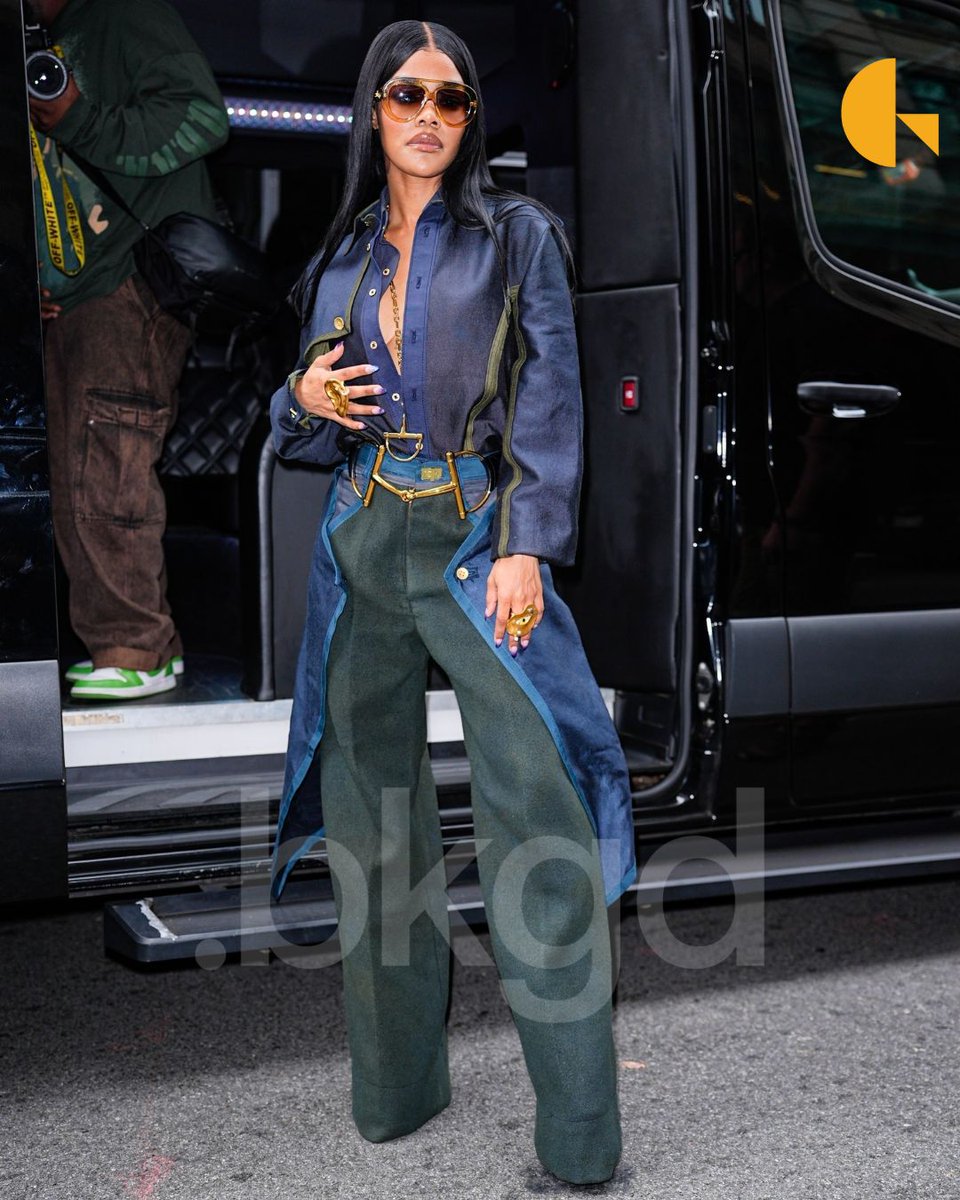 BackgridUS's tweet image. #TeyanaTaylor made a memorable exit from Bravo Studios in New York after appearing with #AndyCohen 

Cohen praised her warm spirit, sharing, “I have been doing this show for 16 years, I have never seen what happened right before we went on, and that is Teyana went and hugged