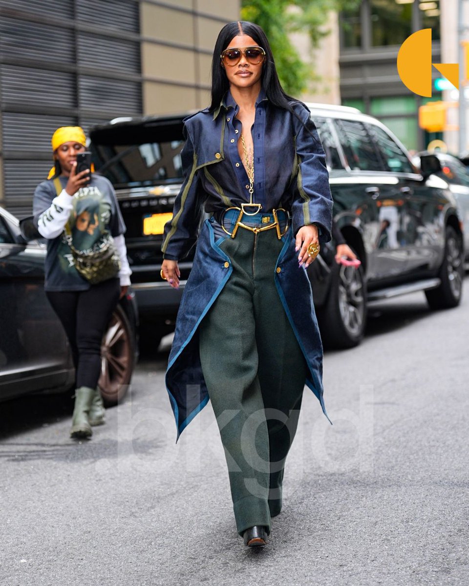 BackgridUS's tweet image. #TeyanaTaylor made a memorable exit from Bravo Studios in New York after appearing with #AndyCohen 

Cohen praised her warm spirit, sharing, “I have been doing this show for 16 years, I have never seen what happened right before we went on, and that is Teyana went and hugged