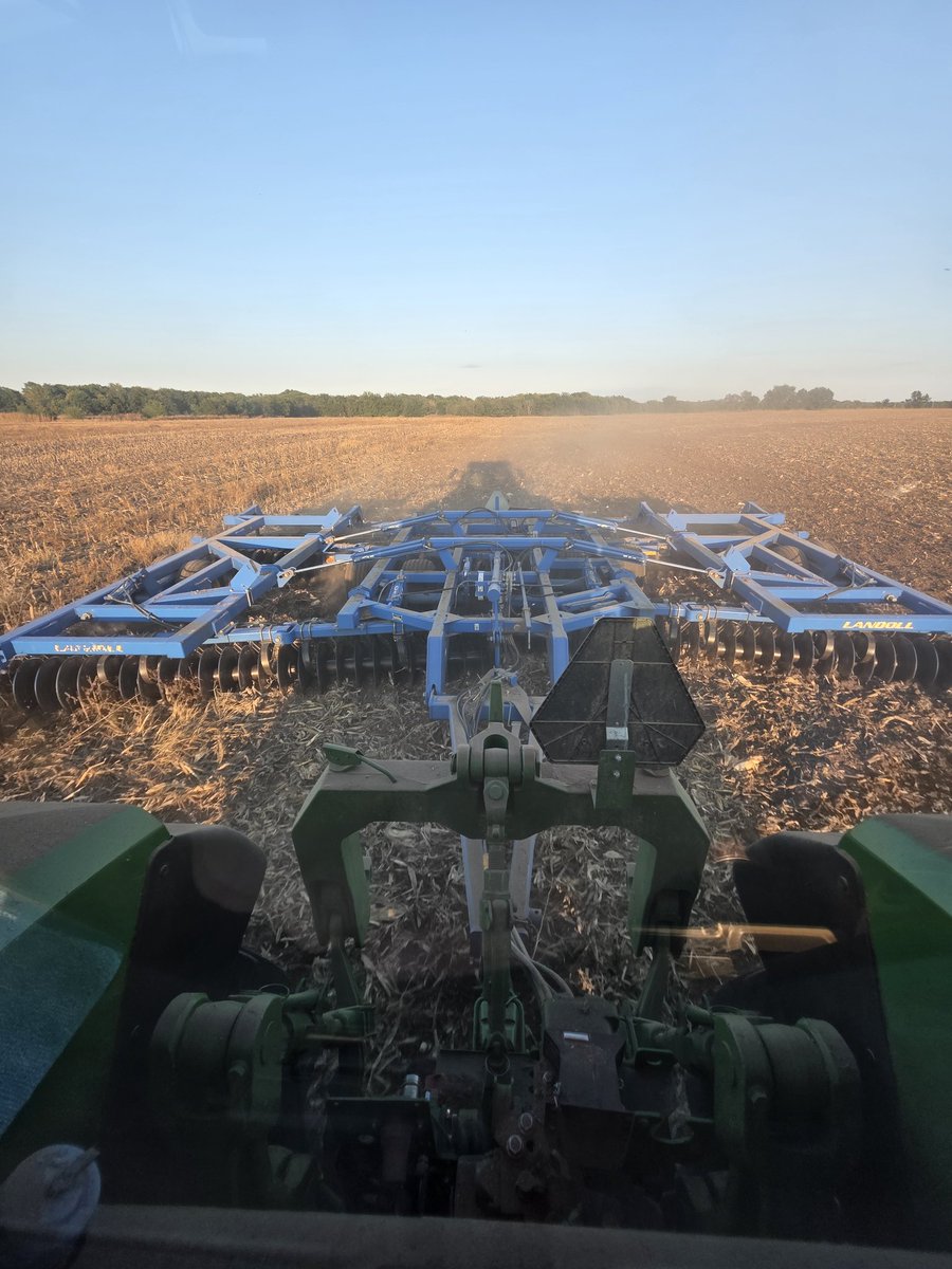 DanielEEdmonds's tweet image. Fall tillage (working in corn stalks) in preparation for winter wheat planting.