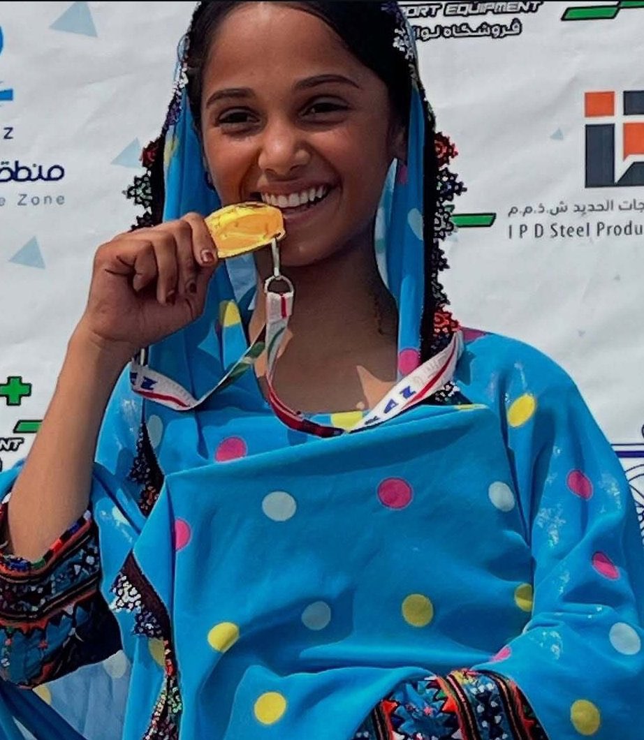 زیباترین تصویری که تو این روزهای سیاه دیدم، 
و قلب‌مو گرم کرد...

دختر جذاب بلوچ، قهرمان موج‌سواری ایران شد.
به امید قهرمانی جهان.✌🏻♥️🥇🏄🏻

#عابده_جدگال