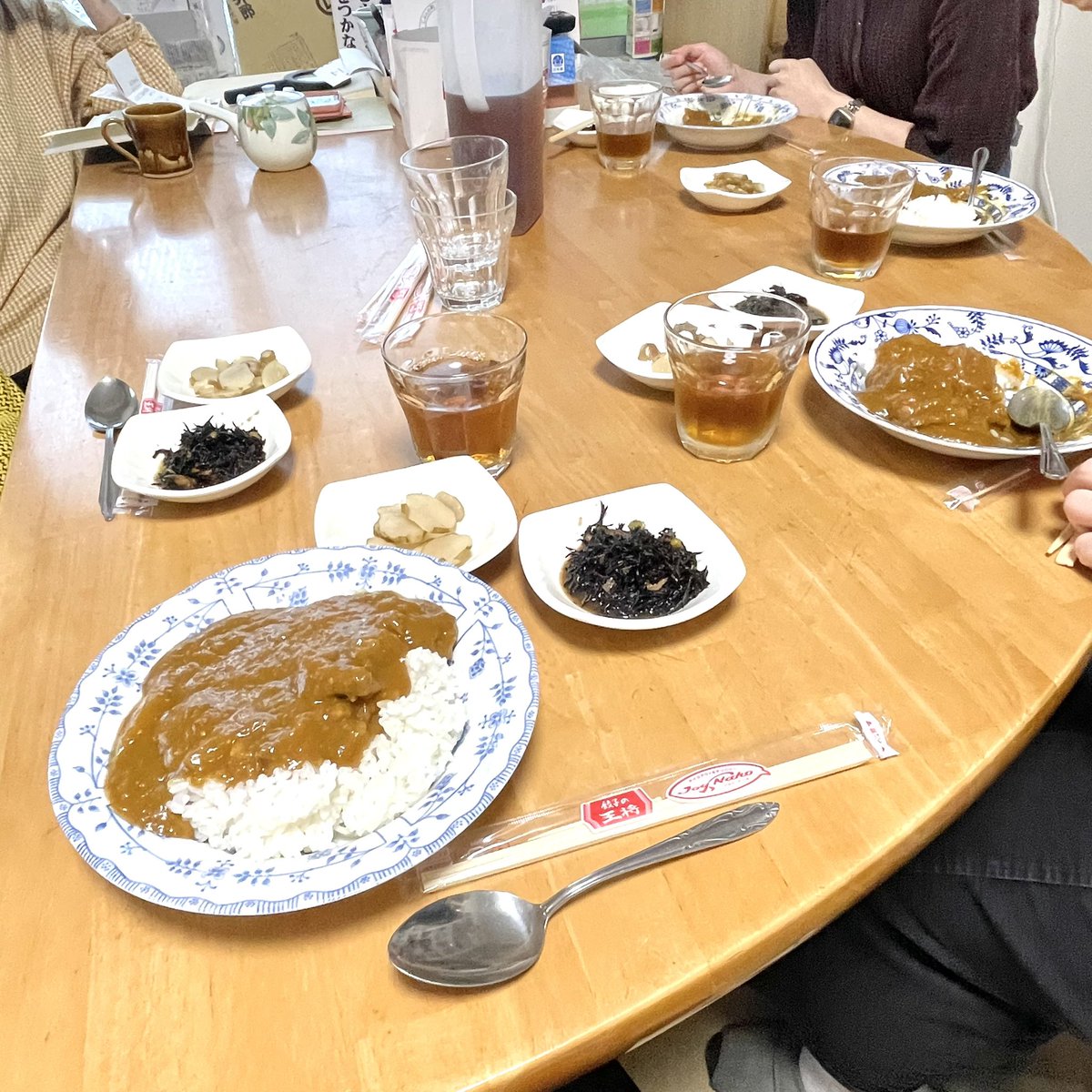 これは基町の家でいただいたお昼ごはん。
メインはカレー！
そして副菜は菊芋の酢漬けとひじき煮。
水溶性食物繊維「イヌリン」が豊富に含まれ血糖値の上昇をおだやかにしてくれることでおなじみの菊芋……スーパーで見かけるたびに買っちゃう好物なので嬉しかった！