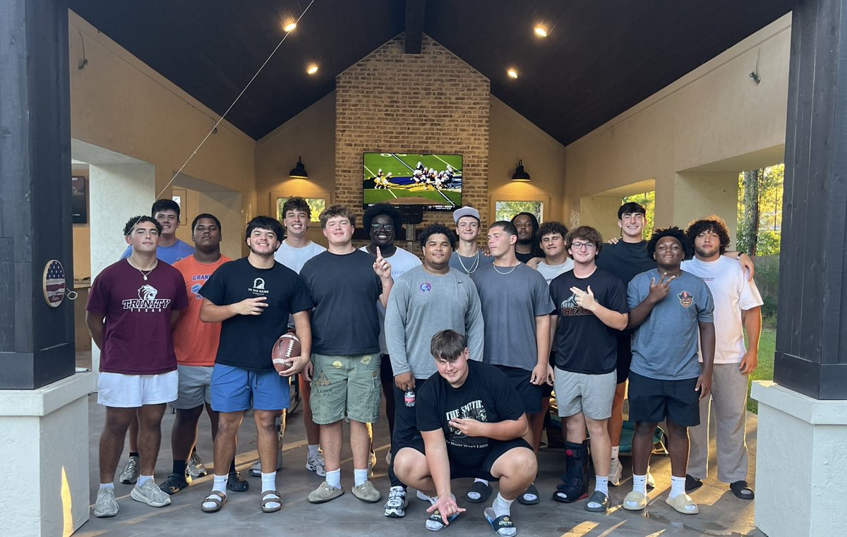 Pregame dinner with my guys up front. 

Thanks for all you do! 🤝

<a href="/GOaksFootball/">Grand Oaks Football</a>