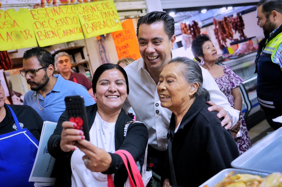 FeliFerMacias's tweet image. Estamos en las calles, de frente y con cercanía, informando sobre nuestro primer año de gobierno.

Fui al mercado Escobedo para compartir las acciones que hemos realizado para emparejar la cancha y dar respuesta a mas principales necesidades de las familias.

#CreamosFuturo