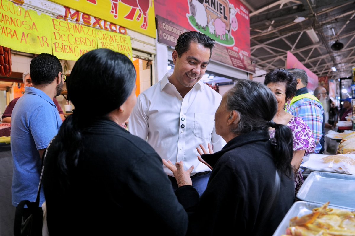 FeliFerMacias's tweet image. Estamos en las calles, de frente y con cercanía, informando sobre nuestro primer año de gobierno.

Fui al mercado Escobedo para compartir las acciones que hemos realizado para emparejar la cancha y dar respuesta a mas principales necesidades de las familias.

#CreamosFuturo