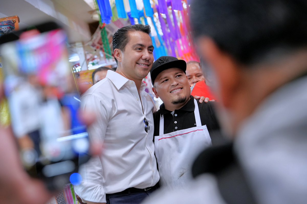 FeliFerMacias's tweet image. Estamos en las calles, de frente y con cercanía, informando sobre nuestro primer año de gobierno.

Fui al mercado Escobedo para compartir las acciones que hemos realizado para emparejar la cancha y dar respuesta a mas principales necesidades de las familias.

#CreamosFuturo