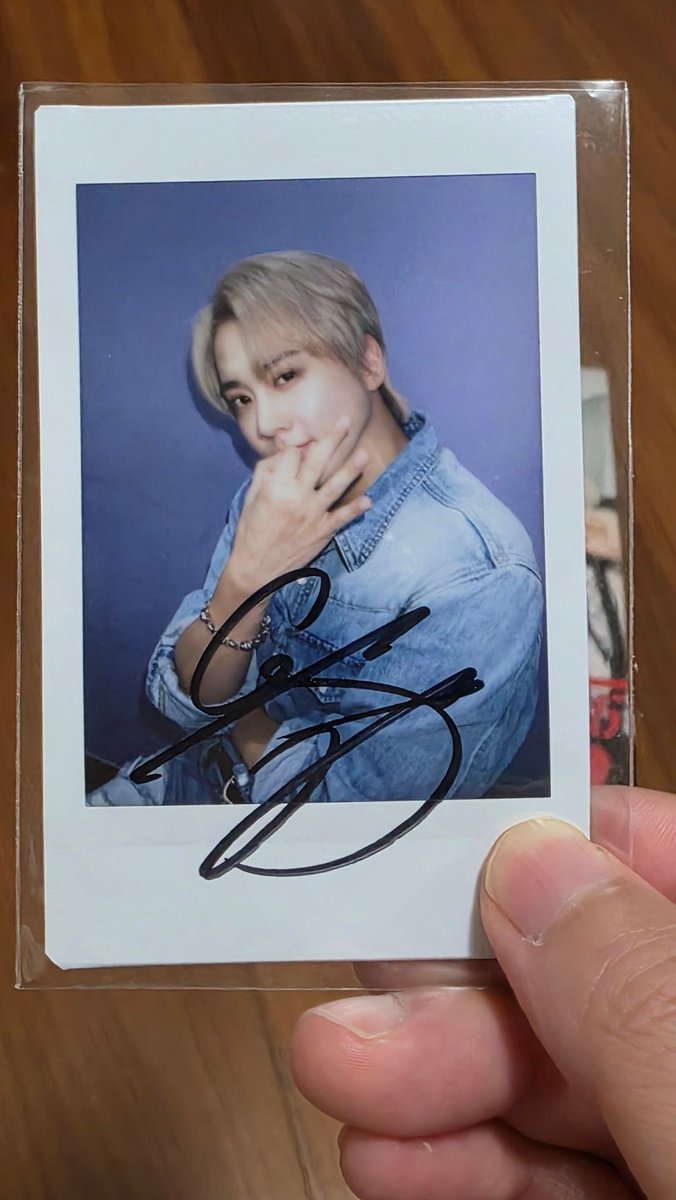 250913 메이크스타 이벤트 천지 영통 💕

싸인 폴로라이드랑 사인지 
귀엽게 체리파이 포즈해준 찬희 💜

#TEENTOP #틴탑 
#CHUNJI #천지 
#JUST15_TEENTOP #CherryPie