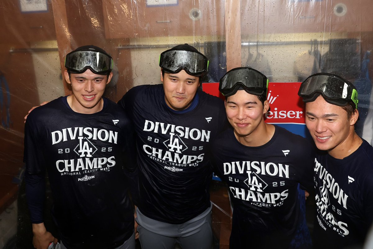 Shohei Ohtani, Yoshinobu Yamamoto, Roki Sasaki and Hyeseong Kim after the Dodgers clinched their 12th division title in 13 years 📸