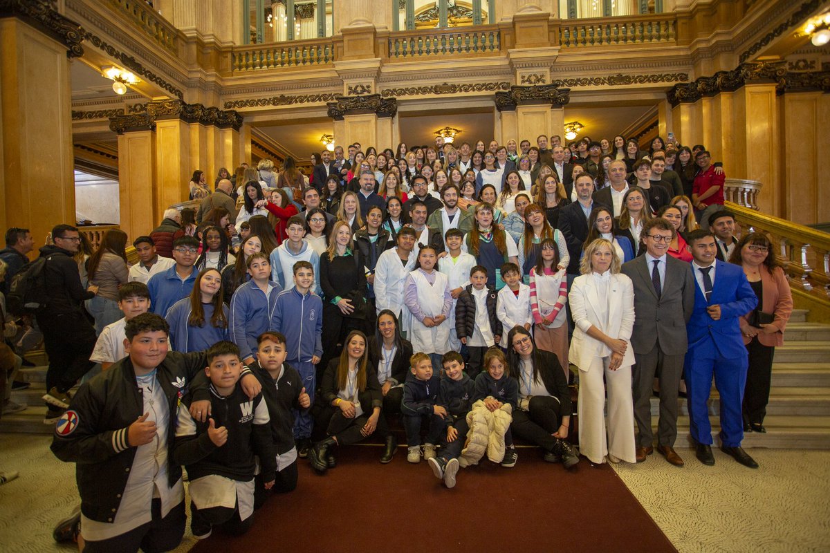Hoy vivimos un momento emocionante en la entrega del Premio Docentes de la Ciudad 2025.

Felicitamos a la Escuela Técnica N.º 3 D.E. 9 “María Sánchez de Thompson” por su proyecto “Más agua limpia, más vida”; a la Escuela Scholem Aleijem por “Matescape”; y a la Escuela N.º 27 D.E.