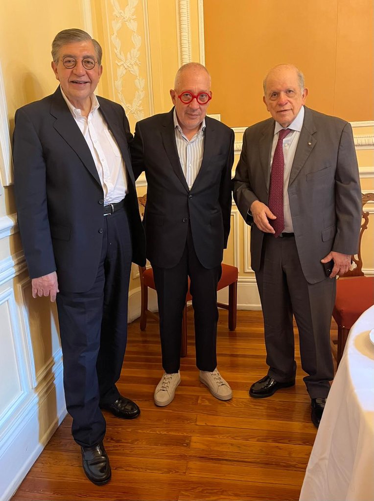 MPerezCardenas's tweet photo. Con Enrique Téllez Kuenzler, Socio Fundador y DG de Desarrolladora del Parque (DP) y Eduardo Muñoz, ex-Presidente del University Club.  DP es la autora de la bella e imponente torre de Paseo de la Reforma 150, nuevo icono de nuestra ciudad que conserva una histórica construcción. https://t.co/ZBr2ywGT2w