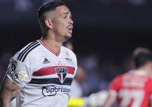 Que eliminatória lastimável do Luciano contra a LDU. Perdeu muitas, muitas chances. Algumas inacreditáveis. 

Claro que há erros defensivos e problemas coletivos/diretivos consideráveis, mas se destaca negativamente na eliminação. 

#SPFC #LDU #Libertadores