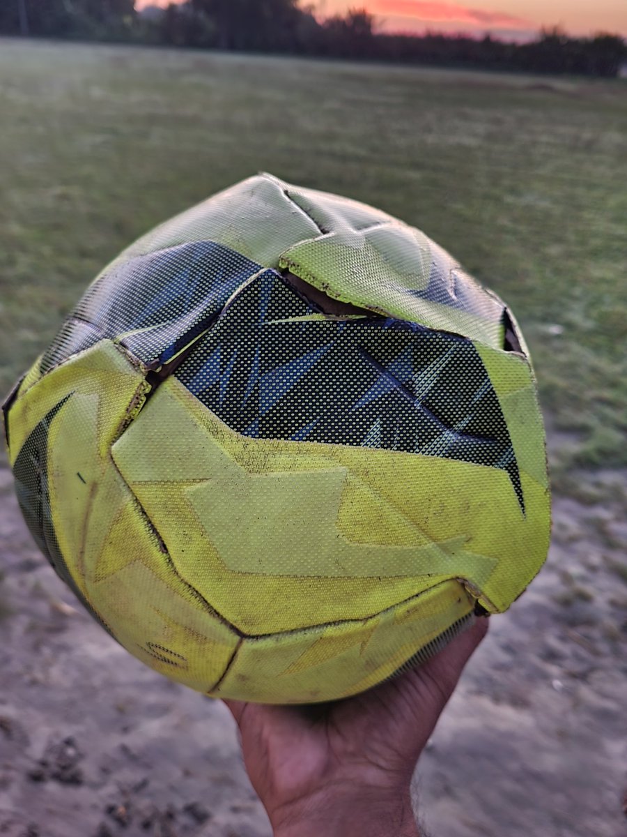 Samar_Sam1's tweet photo. Dear @Decathlon I ordered football cost arround rs1900 in july month of this year within 6 month football not looks as football its damaged many ways. Please take a look why its delivered old product. Its not run at least 1 year. Want  return or need replacement with good item. https://t.co/lFKtxhNqAf