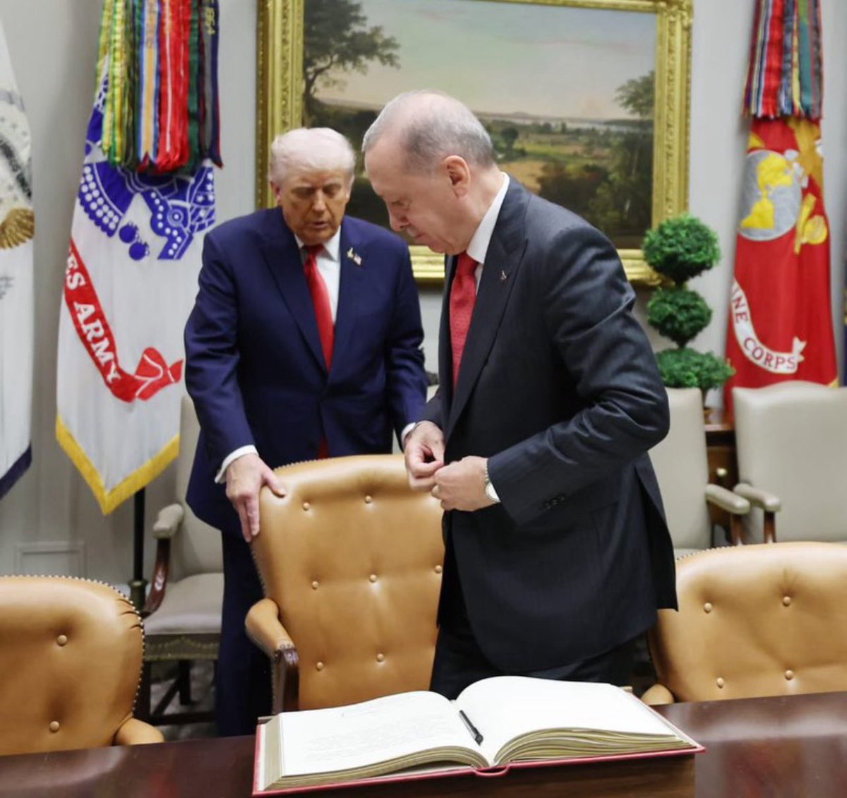 Katil Netanyahu’nun sandalyesini çeken, <a href="/realDonaldTrump/">Donald J. Trump</a> dostu <a href="/RTErdogan/">Recep Tayyip Erdoğan</a> için de aynı jesti yapmış!

Gazze’deki katliam devam ediyor ama ABD başkanı sandalyemizi çekti! Suriye’yi aldığımızı söyledi! Kalın kafalı diplomatlarımıza iltifat etti! Daha ne olsun? 

Dünya liderimize