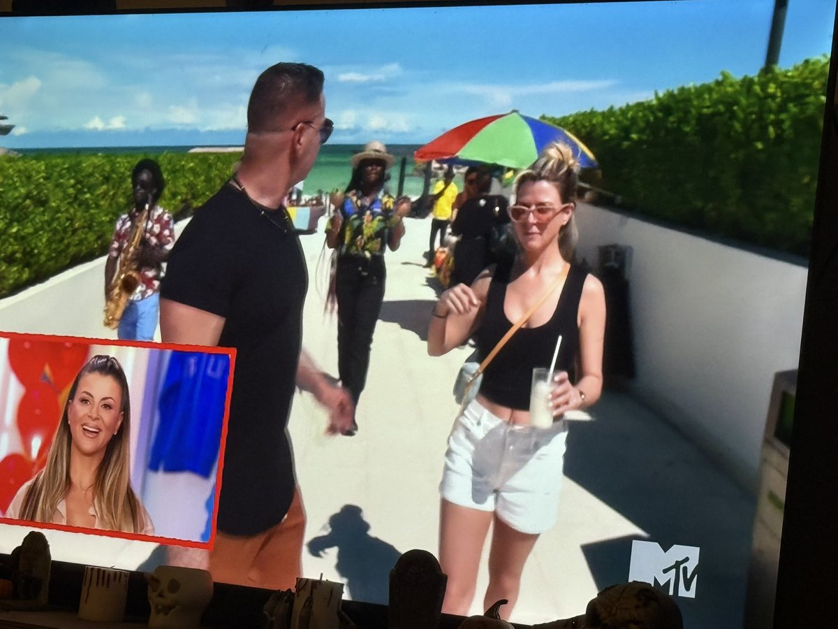 I just loved the band following <a href="/ItsTheSituation/">Mike The Situation ☝🏻</a> in Jamaica. Haha!!! #JSFamilyVacation