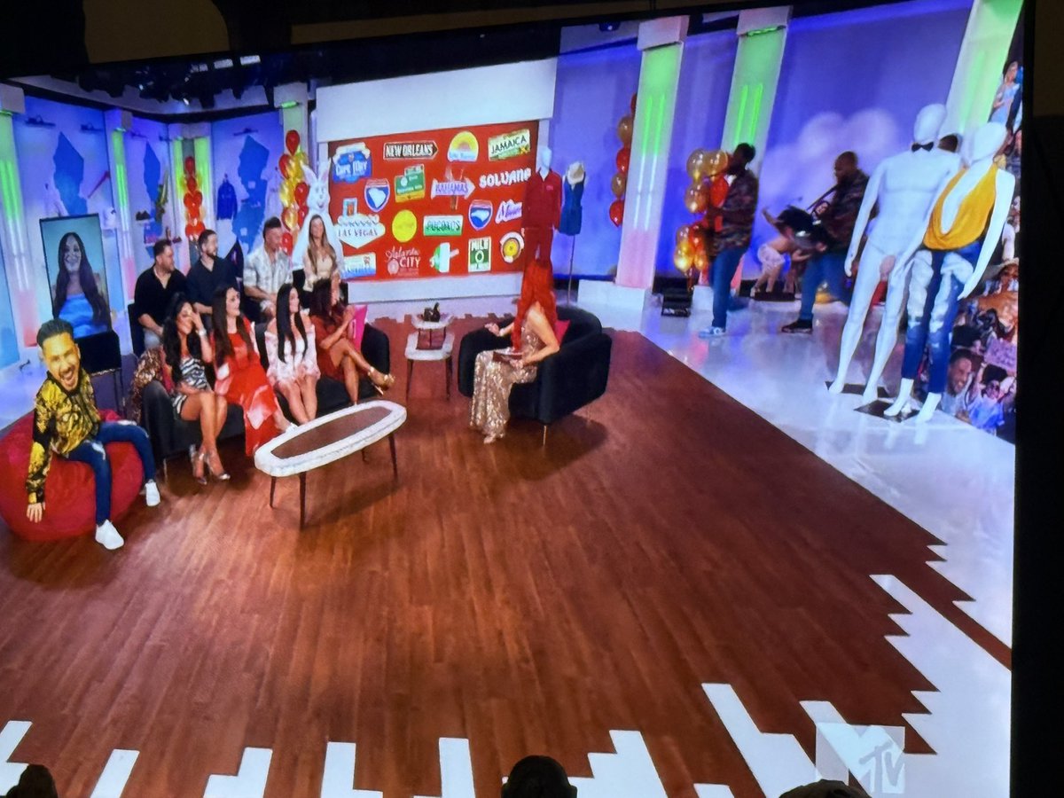 Where comes the band <a href="/ItsTheSituation/">Mike The Situation ☝🏻</a> #JSFamilyVacation