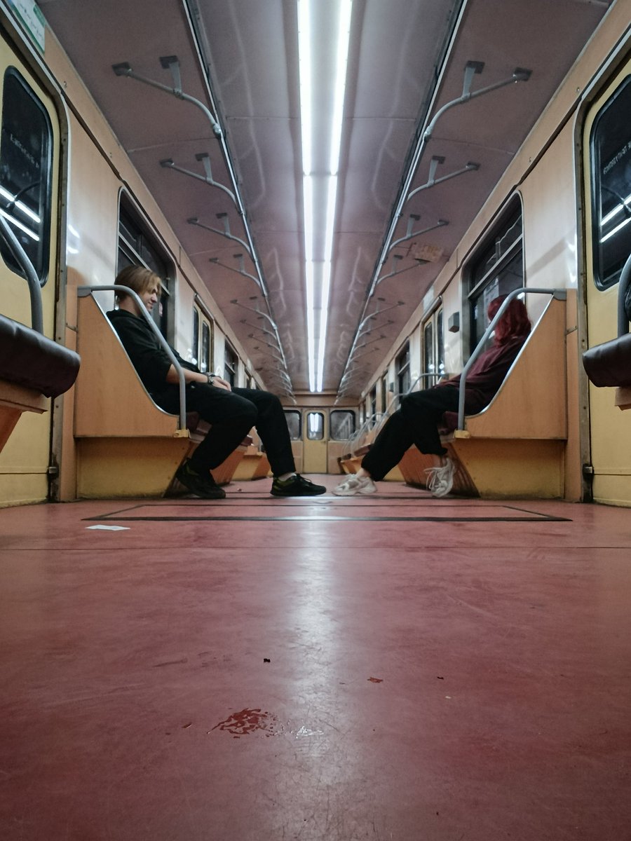 Ну вот и всё, я приехала в Киев после самых спокойных и уютных пяти дней за этот месяц которые провела в Харькове со своим человеком

Ужасно грустно и немножко больно, но радует, что есть то, что заставляет грустить. Да и это не последняя встреча