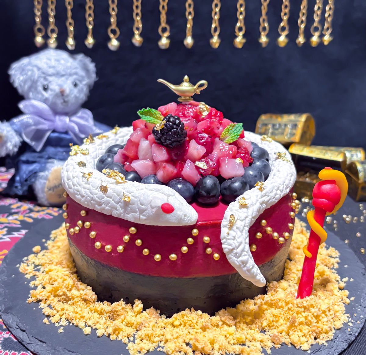 スカラビア・レアチーズケーキ
〜宴だ！🐍〜

カリム：杖、宴のご馳走
ジャミル：まぁなんか全体の雰囲気←

#ツイステファンアート #twstファンアート
#ツイステ製菓部 #ツイステ料理部