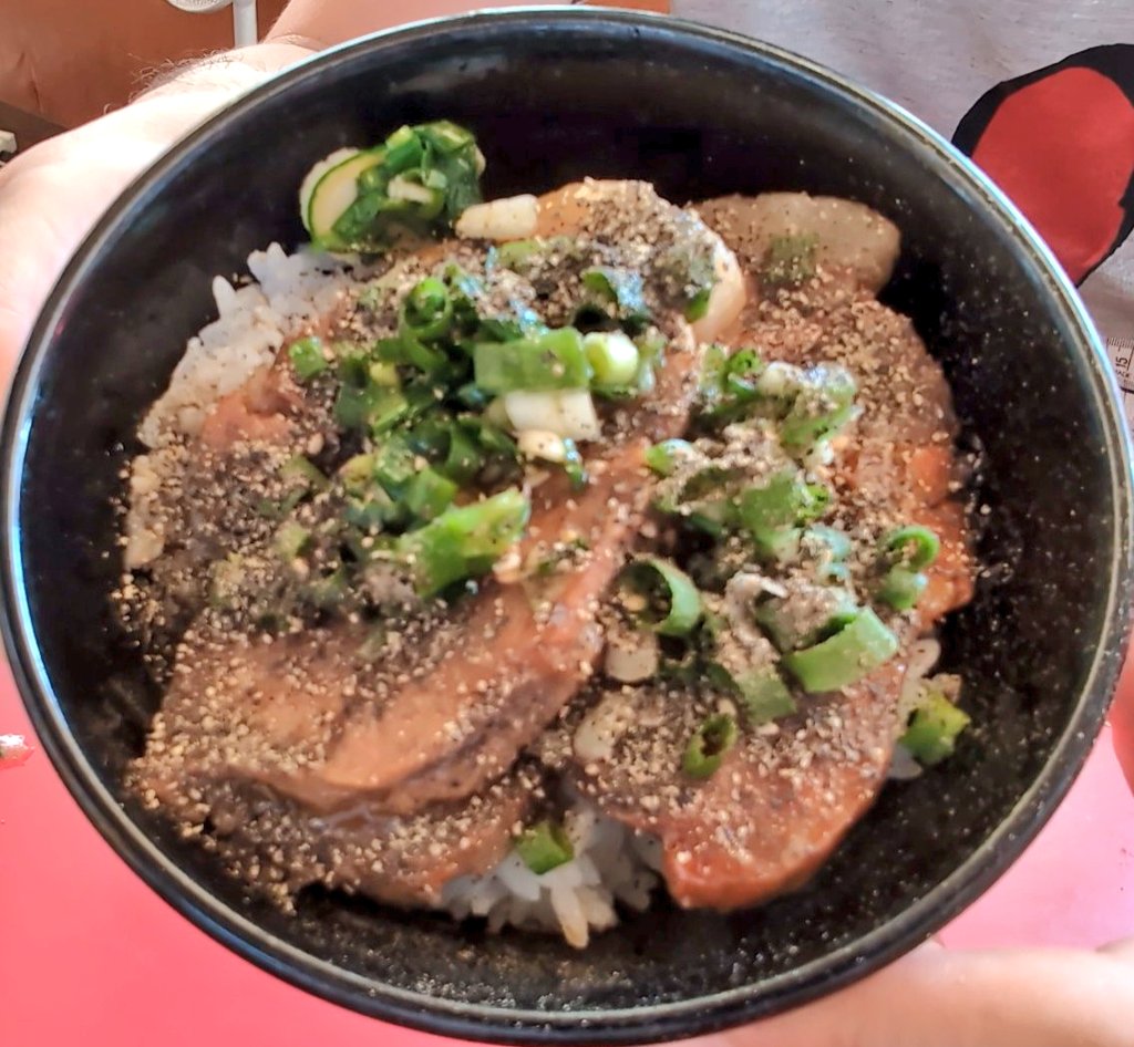 2025/山うま153杯目
ランチA　味噌ラーメン
チャーシュー丼
TP青ネギ

ブラペは万能調味料😏🤙

チャー丼( ﾟДﾟ)ｳﾏｰ

#山岡家 神栖店
#ガリバタ醤油食べたい
#ランチセット
#味噌ラーメン
#チャーシュー丼