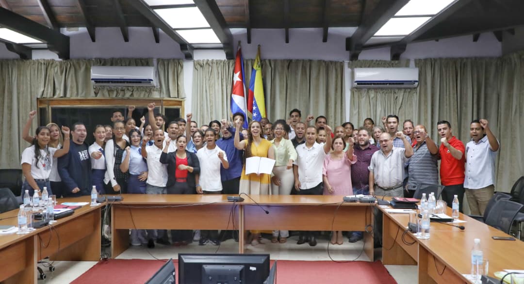 Como nos enseñó Martí: es la hora del recuento y la marcha unida. Por eso, desde la juventud, firmamos con orgullo Declaración del Gobierno Revolucionario Cubano en apoyo a la Patria de Bolívar y Chávez. Lo hicimos junto a Orlando Maneiro Gaspar, embajador de #Venezuela en #Cuba.