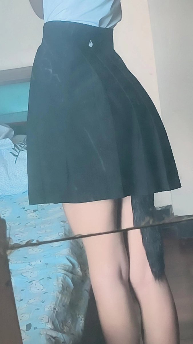 นายบอกว่าเดี๋ยวไว้พาไปเดินเล่นตอนกลางคืน ก็เอ๊ะ ทำไมอยู่ๆ อยากไปตอนกลางคืน แล้วนายถามว่า ระหว่างทรงเอ กับพลีท ชอบอันไหน เลยบอกว่าชอบทั้งคู่ นายเลยบอกว่า งั้นใส่หางให้ดูทั้งคู่หน่อย อ๋อออออ ไม่ใช่การเดินเล่นธรรมดานี่เอง🥲 
ปล. รู้สึกพลีทใส่สบายก็วันนี้ แงงง