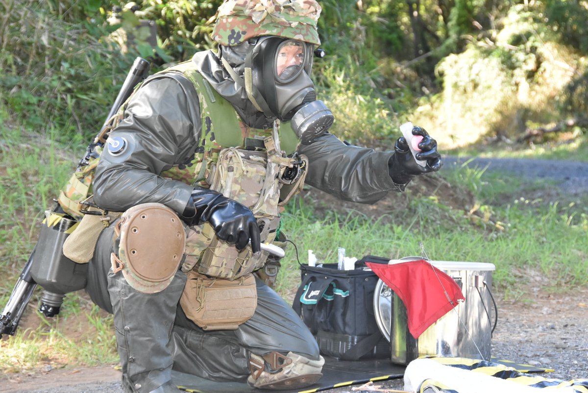 jsdf_gcc_cnbc's tweet image. 【練成訓練①】中特防は習志野演習場で練成訓練を実施しました。写真は化学剤監視装置による化学剤の検知に続いて、偵察小隊が現場で活動する様子になります。汚染地域で負傷している隊員の搬送や有毒化学剤の検知・試料採取等、隊員同士連携して活動を行いました。＃陸上総隊