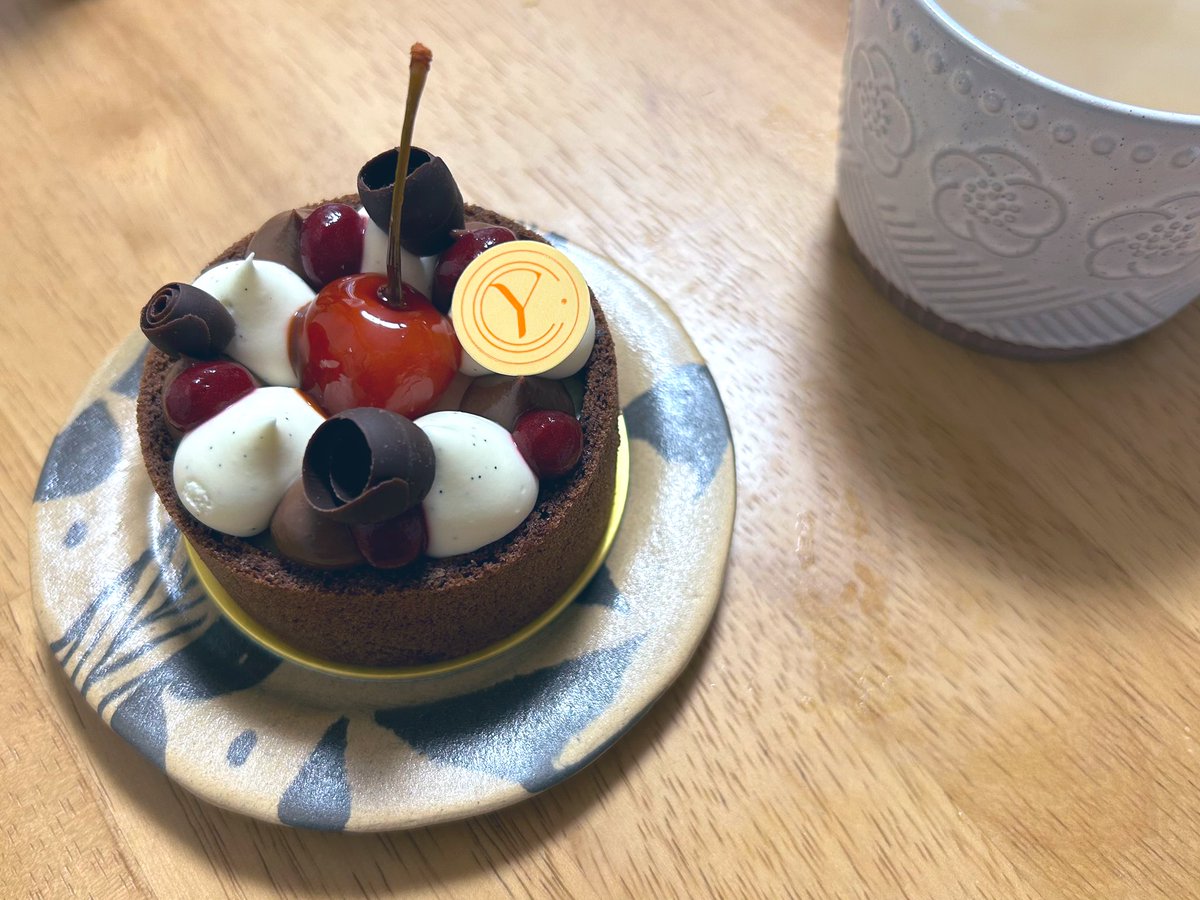 フランス展行ってきた🇫🇷

イヴァン・シュヴァリエ
フォレノワール🍰

ビジュも最高だしとてもおいしい！（語彙力…）
10:10ごろに11:20の整理券ゲット
ベビーカーでもスムーズにご案内いただけました♡

ちょうど実演されてたイヴァンさんがﾎﾞｰﾔに気づいてファンサしてくれたよー👋