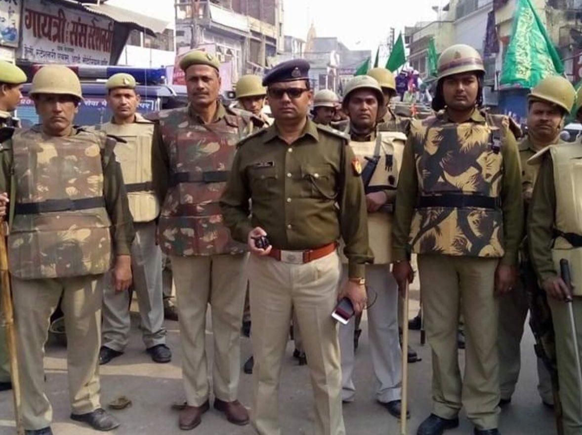 नोएडा में तैनात 2012 बैच के #IPS अफसर यमुना प्रसाद के #लखनऊ स्थित घर में चोरी हो गई है…

चोर खिड़की की ग्रिल काटकर घर में घुसे और करीब ₹50 हजार नकद, 10 चांदी के सिक्के, 3 कलाई घड़ी, 2 दीवार घड़ी, चांदी के बर्तन और 20 टोटियां चोरी कर ली…

यमुना प्रसाद इस समय #नोएडा ज़ोन के #DCP