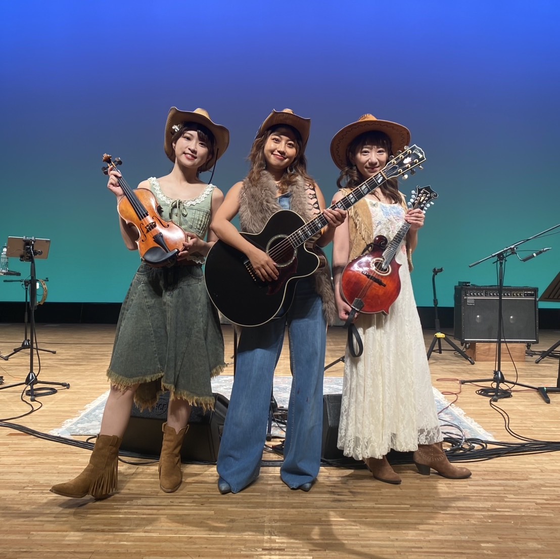 🍁 #オータムカントリーツアー2025 🌰
神戸公演が無事に終了いたしました！

あたたかな拍手に包まれて、3人の音楽旅が素敵な幕開けとなりました。 ご来場いただいた皆さま、本当にありがとうございました🍂
感想はぜひ #オータムカントリーツアー2025 にて！