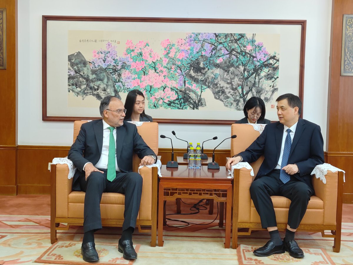 CPECOfficials's tweet image. Planning Minister Prof. Ahsan Iqbal @betterpakistan met with Mr. Zhou Haibing, Vice-Chairman of China’s National Development and Reform Commission (NDRC), to discuss advancing cooperation under CPEC 2.0.

#14thJCC #CPEC2.0 #PakChinaFriendship #EconomicRevival