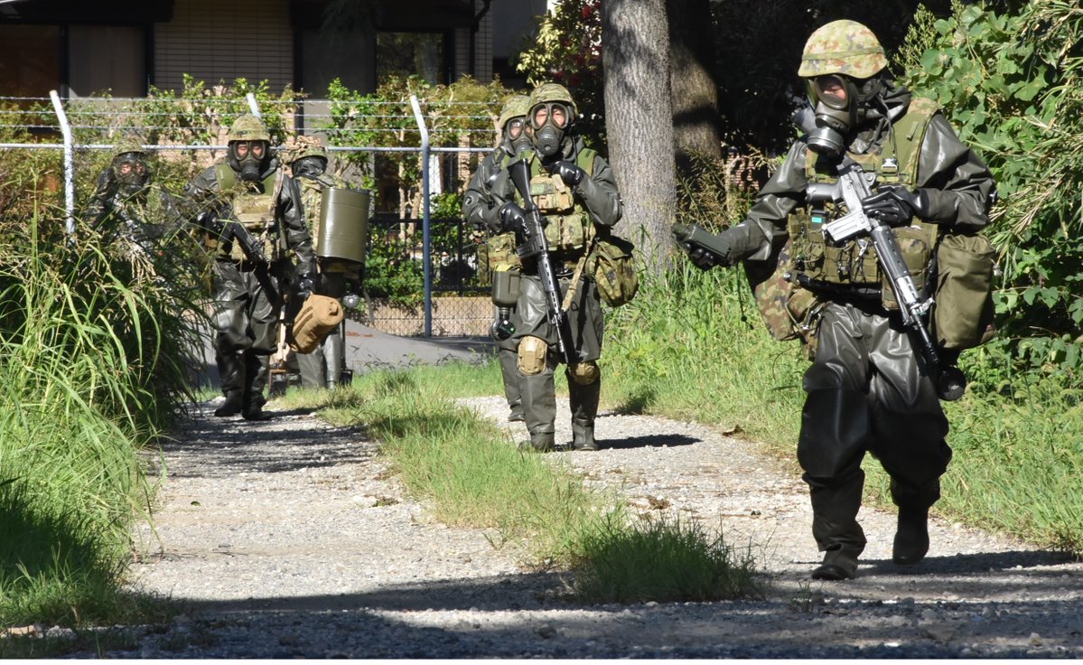jsdf_gcc_cnbc's tweet image. 【練成訓練①】中特防は習志野演習場で練成訓練を実施しました。写真は化学剤監視装置による化学剤の検知に続いて、偵察小隊が現場で活動する様子になります。汚染地域で負傷している隊員の搬送や有毒化学剤の検知・試料採取等、隊員同士連携して活動を行いました。＃陸上総隊