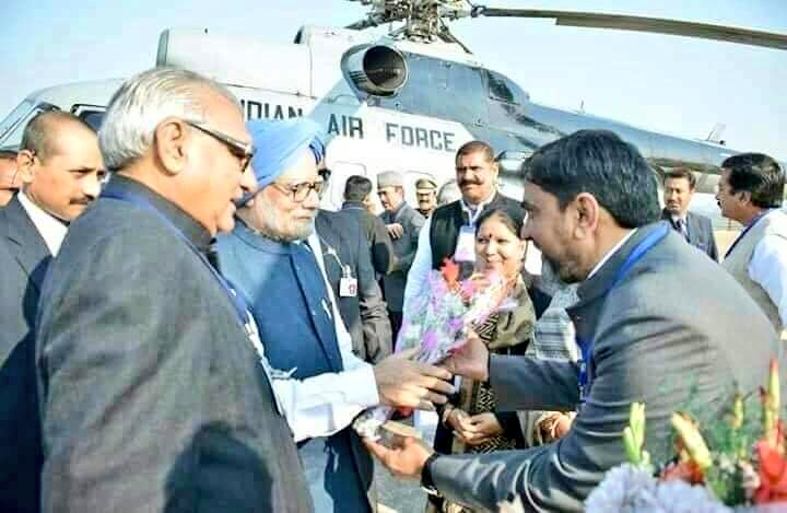 Aftabnuh's tweet image. देश को विकास में रफ्तार देने वाले माननीय पूर्व प्रधानमंत्री श्री मनमोहन सिंह जी को यौम ए पैदाईश पर खिराज ए अकीदत।
#ManmohanSingh
#आफताबअहमद #मनमोहनसिंह