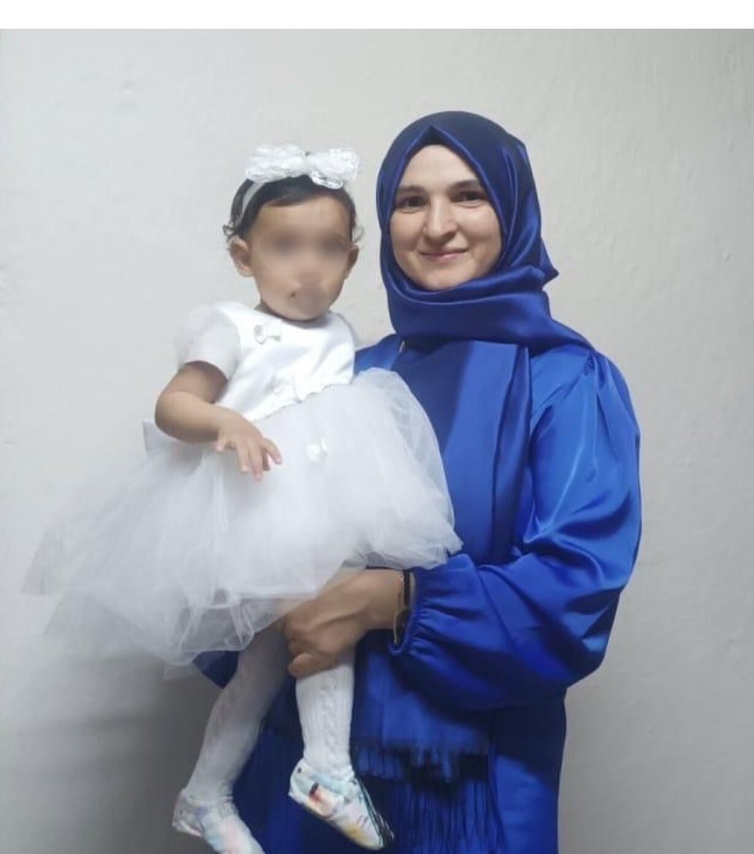 odakdunyam's tweet photo. 🔴 KHK'lı öğretmen Şeyma Aslan, Edirne İpsala’da gözaltında tutuluyor. 

Aslan’a adil olmayan yargılamalarla 6 yıl 10 ay hapis cezası verildi. Eğer tutuklanırsa 12 aylık bir kızı Meryem Feyza ile birlikte cezaevine gönderilecek.

@cemre_birand2 

ŞeymaAslanı SerbestBırakın https://t.co/LqPE4l0IWS