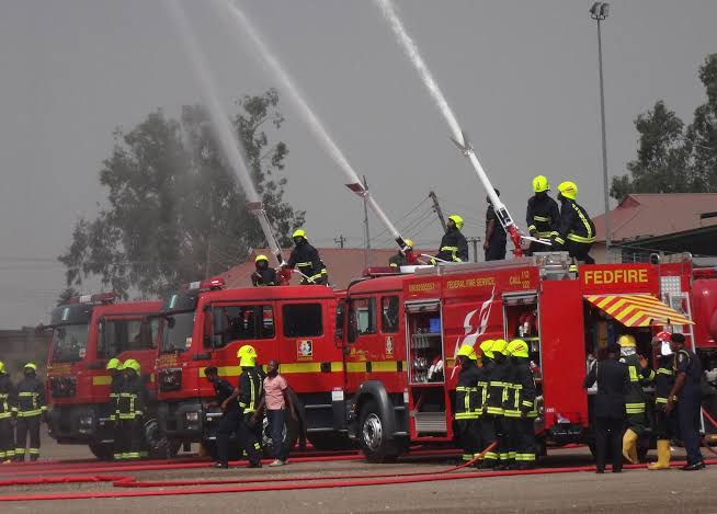 Dailyquery_'s tweet photo. Diesel laden tanker falls, catches fire at Ugwu-onyeama, Enugu/Onitsha Expressway – FRSC

Read more story https://t.co/EsS9yiJn8F https://t.co/7t5X0Ch01f