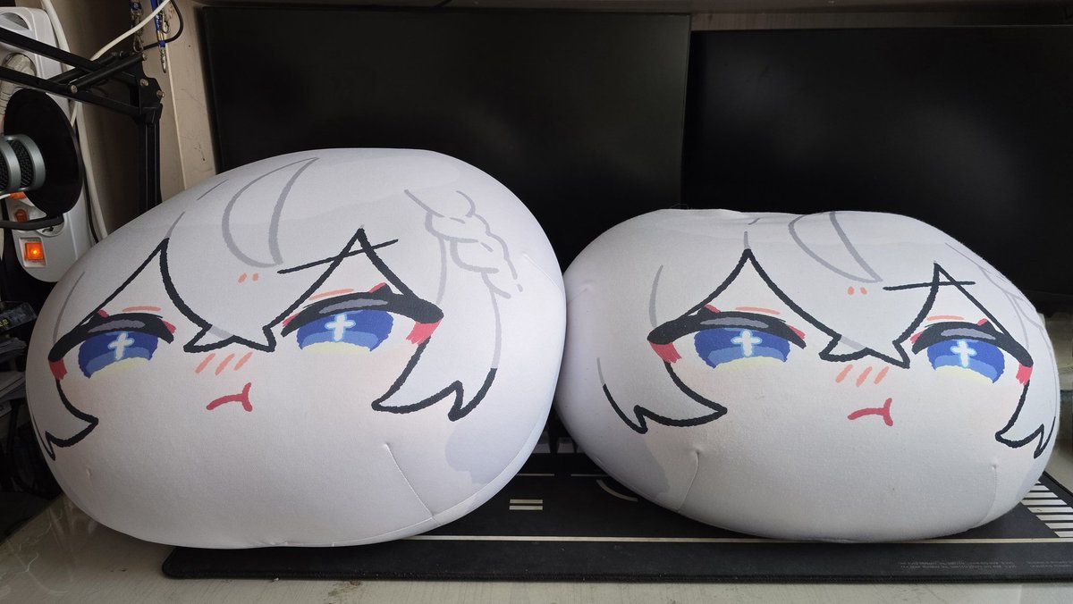 테리님 미연시 리뷰 이벤트 경품 도착!
예전에 샀던 모찌 쿠션까지 총 두개네요 히히
감사합니다🥹