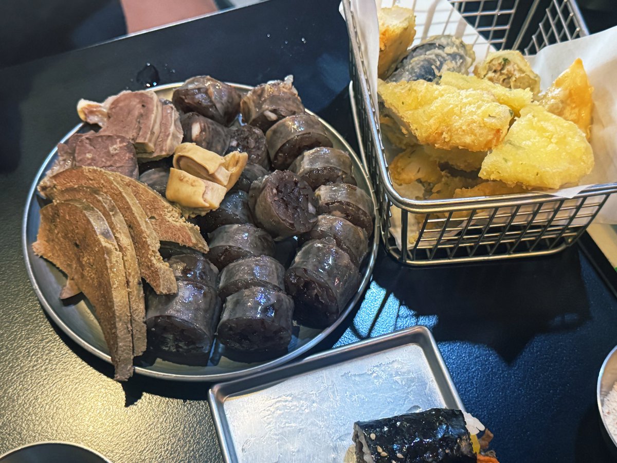 akgaebogi's tweet photo. 오떡후 일반 떡볶이도 팔지만 즉떡 못참아 근데 여기 순대 맛집이었다 https://t.co/Tc7PhRLkvh