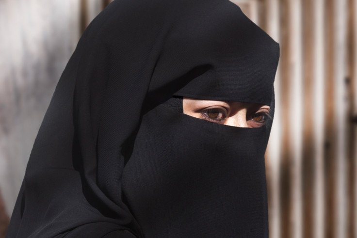 Primera multa en Suiza por usar burqa en público.
Ella lo tachó de islamofobia y decidió no pagar los 100 francos.
Ahora se enfrenta a una multa de 1000 francos.
La prohibición del burqa se aprobó por referéndum en 2021 con el 51,2% de los votos.
Está en vigor desde enero de 2025