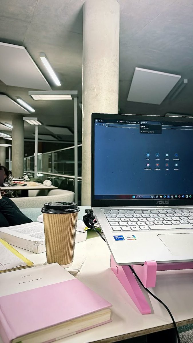 Introvert_Sci's tweet image. Friday mornings with coffee, calm vibes, and quiet focus building the weekend one task at a time. ☕💻📚