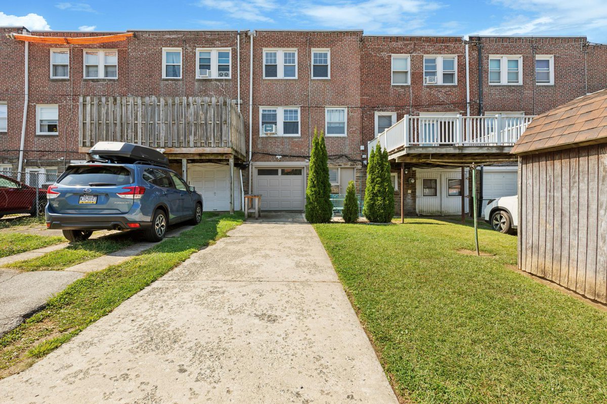 realmccaff's tweet photo. 🏡✨ New Rental Alert in Roxborough! ✨🏡

Gorgeous 3BR / 1BA home with wood floors, tons of natural light, finished basement w/ laundry, driveway + garage, fenced yard &amp; back patio 🌳
✔️ Pet-friendly 🐾
✔️ Driveway parking + garage storage
✔️ Close to shopping, dining &amp; transit https://t.co/1jnkUrOdSl