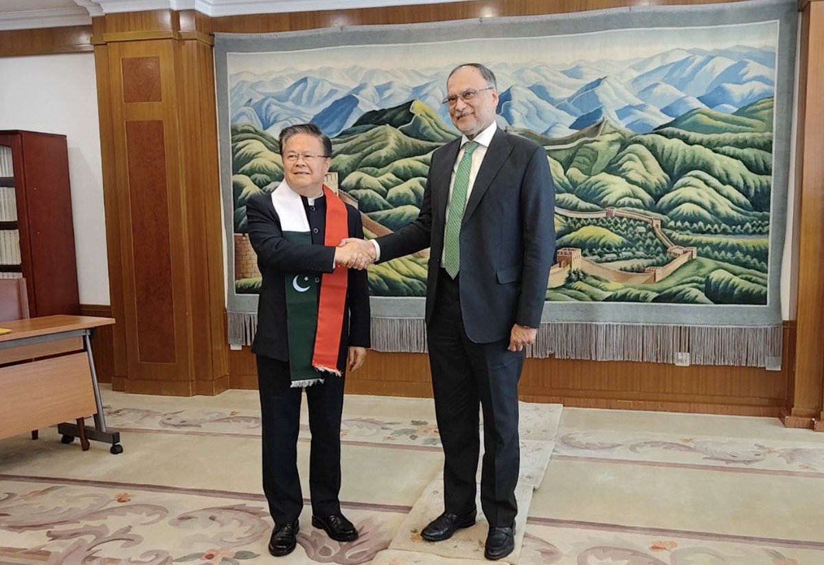 CPECOfficials's tweet image. Planning Minister Prof. Ahsan Iqbal @betterpakistan met Mr. Zheng Shanjie, Chairman NDRC, in Beijing today.
#14thJCC #CPEC2.0 #PakChinaFriendship #EconomicRevival