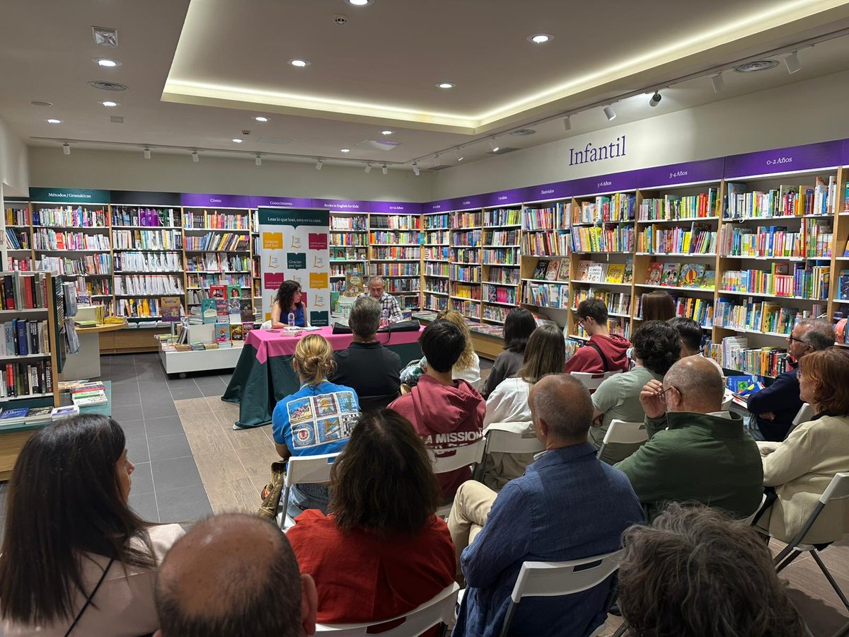 Imágenes de la presentación de ‘Rusia contra el mundo’ en Valladolid. ¡Muchas gracias a ⁦<a href="/alba_camazon/">Alba Camazón 🌾</a>⁩ y a todos los que participasteis en la organización y en el evento!.