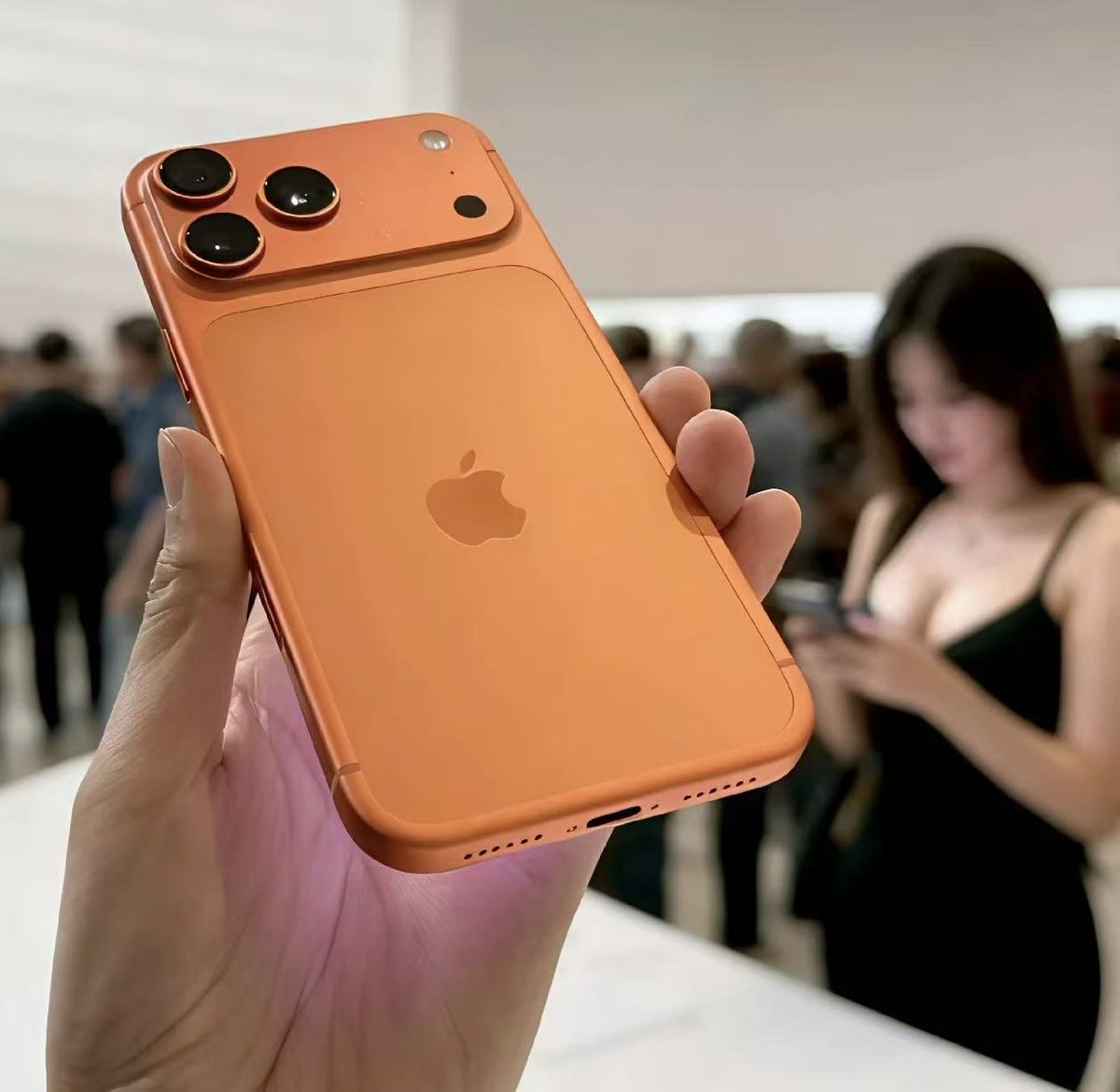 RanranShowtime's tweet photo. 新出的iPhone17真好看 https://t.co/2zfGRjd2q3