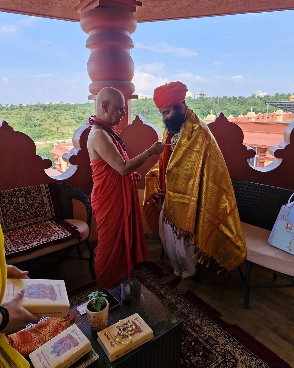 Danta_sarkar's tweet photo. राम  मंदिर अयोध्या के कोषा अध्यक्ष  श्री गोविंद देव जी  महाराज  के दर्शन एवं आशीर्वाद  प्राप्त  हुए !
*
#danta_sarkar #swamigovindgirimaharaj https://t.co/gW58LOd9wJ
