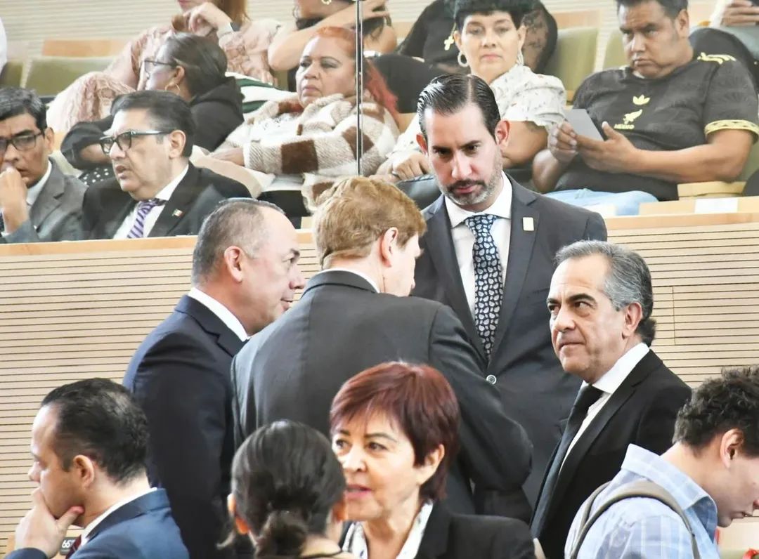 Muchas felicidades a mi estimado Roberto Carlos Teran y los integrantes de la nueva Mesa Directiva del <a href="/CongresoGto/">Congreso del Estado de Guanajuato</a>, ¡Enhorabuena!.