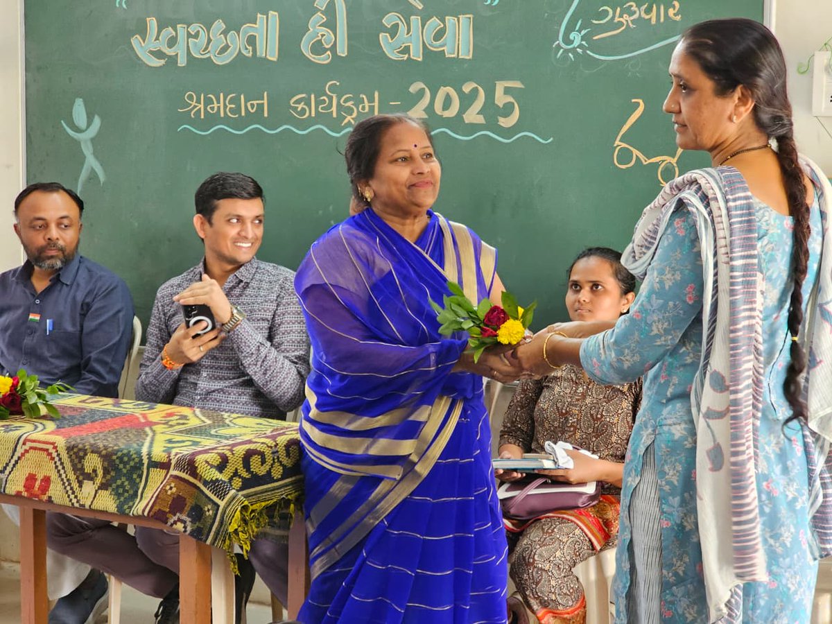 TdoDhari's tweet photo. આજ રોજ ધારી તાલુકાના પાણીયા દેવ ગામમાં “સ્વચ્છતા હિ સેવા” ૨૦૨૫ કાર્યકમ અંતર્ગત આજની થીમ આધારિત શ્રમદાન કાર્યકમ પાણીયા દેવ પ્રાથમિક શાળામાં ઉજવવામાં આવ્યો. 
✨✨ સ્વચ્છ ભારત, સ્વસ્થ ભારત. ✨ https://t.co/UrY3Tvik85