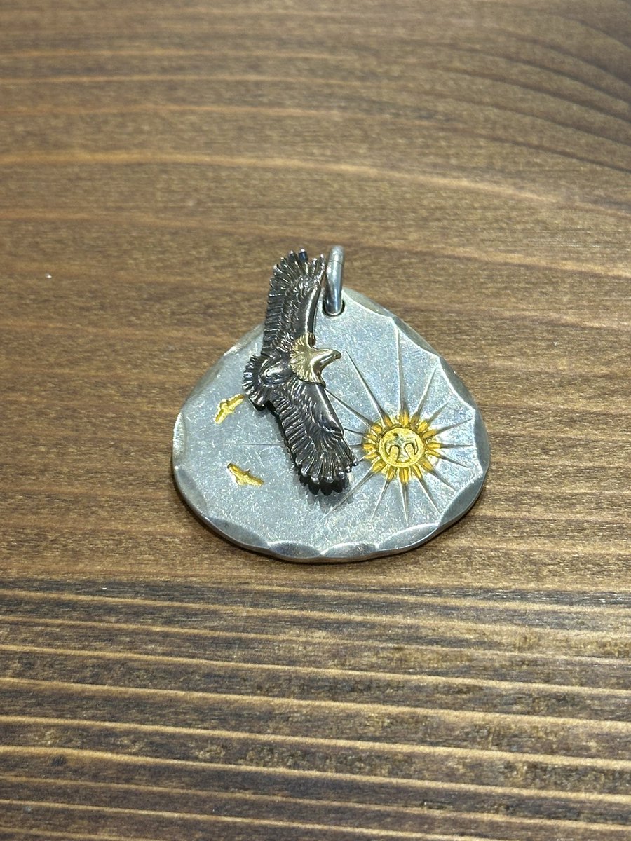 GoodWed011's tweet photo. タタキ、バングル、バックルなどは金属素材のパレットの様(リングはアールの兼ね合いで多少の制約有り)
お好みのデザインでオンリーワンを形にしてみてはいかがでしょうか?
https://t.co/SaFm4xxiuC
#goodwednesday
#studioty
#wakansilversmith
#thesun
#indianjewellery
#silverjewellery https://t.co/oyQbAUL9qE