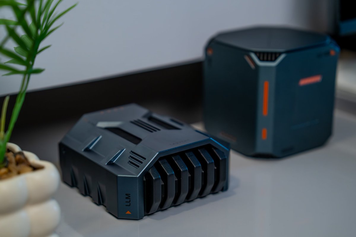 manateelazycat's tweet image. 我们家大猫和小猫的购买理由：

1. 懒猫微服： AI数据中心，7盘全固态，国内地狱网络模式，内网穿透第一， 4999元起

2. 懒猫AI算力舱：英伟达AI推理芯片，275T真算力，64GB超大超大显存，只要16599元

3. 私信我，我给你专属优惠，找我买最划算

参数详情请看 lazycat.cloud 全球包邮