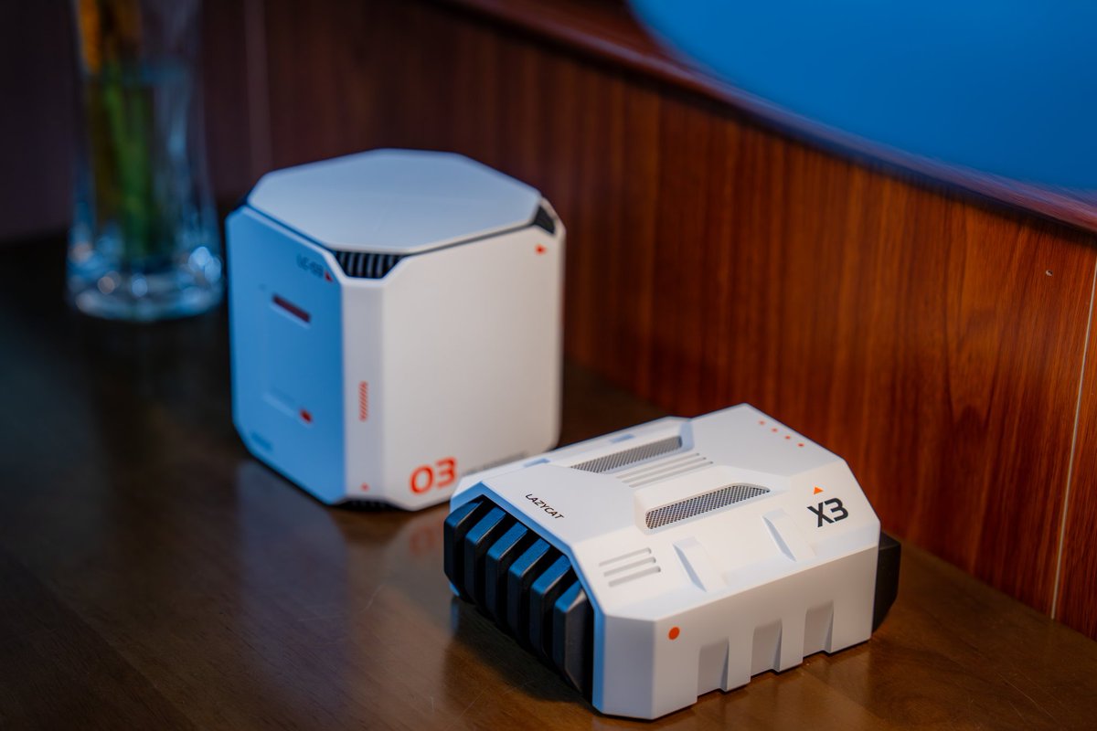 manateelazycat's tweet image. 我们家大猫和小猫的购买理由：

1. 懒猫微服： AI数据中心，7盘全固态，国内地狱网络模式，内网穿透第一， 4999元起

2. 懒猫AI算力舱：英伟达AI推理芯片，275T真算力，64GB超大超大显存，只要16599元

3. 私信我，我给你专属优惠，找我买最划算

参数详情请看 lazycat.cloud 全球包邮