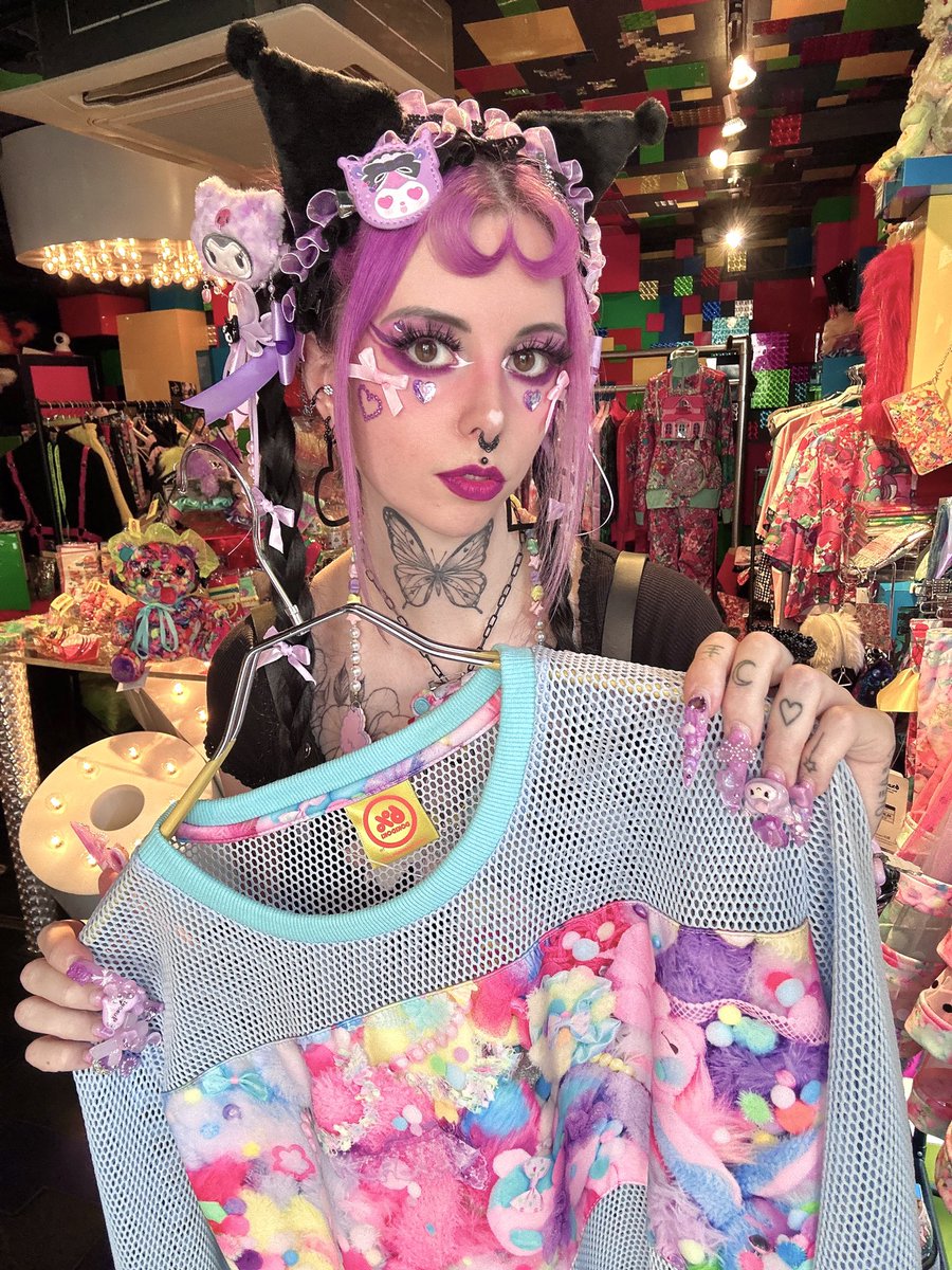 Hi everyone! 💜 It's Silvi 🦄 today the hot summer is back! ☀️ 
I'm waiting for your visit until 7pm! 🌈💖

🩵 Mesh Top KAWAIITOPIA 🩵
shop.6dokidoki.com/collections/wh…