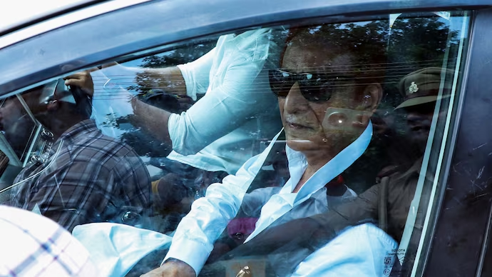 IndiaToday's tweet photo. Why Azam Khan’s release from jail could mark a new churn in UP politics

Samajwadi Party (SP) founding member and former Uttar Pradesh minister Mohammad Azam Khan walked out of Uttar Pradesh’s Sitapur jail on September 23 after spending nearly two years behind bars in multiple criminal cases. His release has triggered fresh debate on his next political move and what it could mean for politics in Uttar Pradesh.

#AzamKhan #UPPolitics #Jail @itsmeavaneesh 

Read More: https://t.co/rcIPNRxAVi