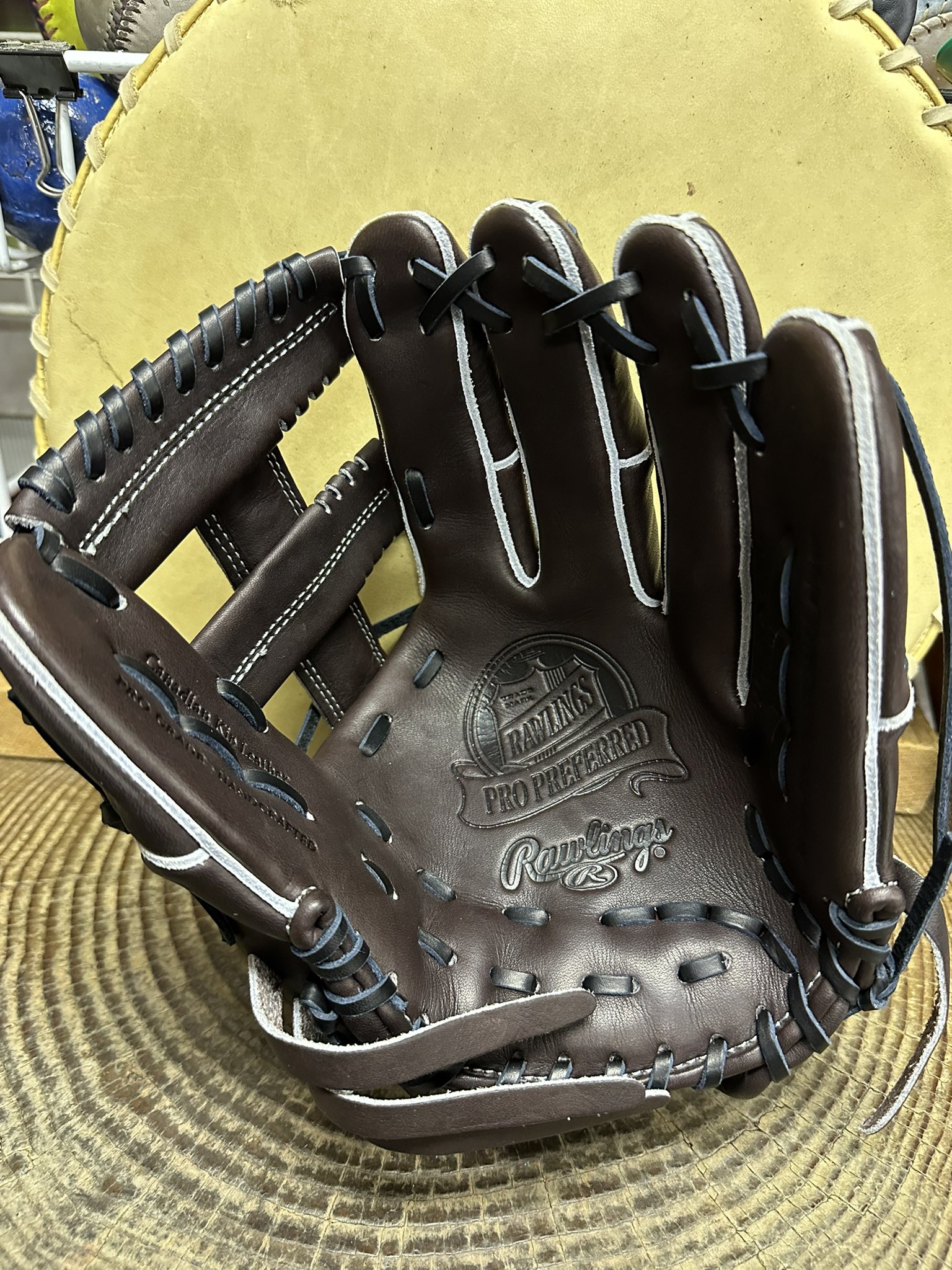 ローリングス　オーダー　グラブ　サウスポー 八咫烏刺繍かっけぇー！ どーも！ 小林です。 本日ご紹介する